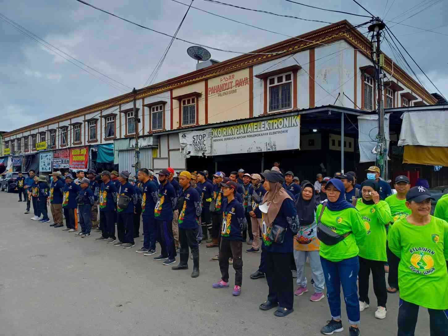 Peringati HPSN 2025, DLH Kalteng Gelar Aksi Bersih-Bersih di Pasar Besar Palangka Raya