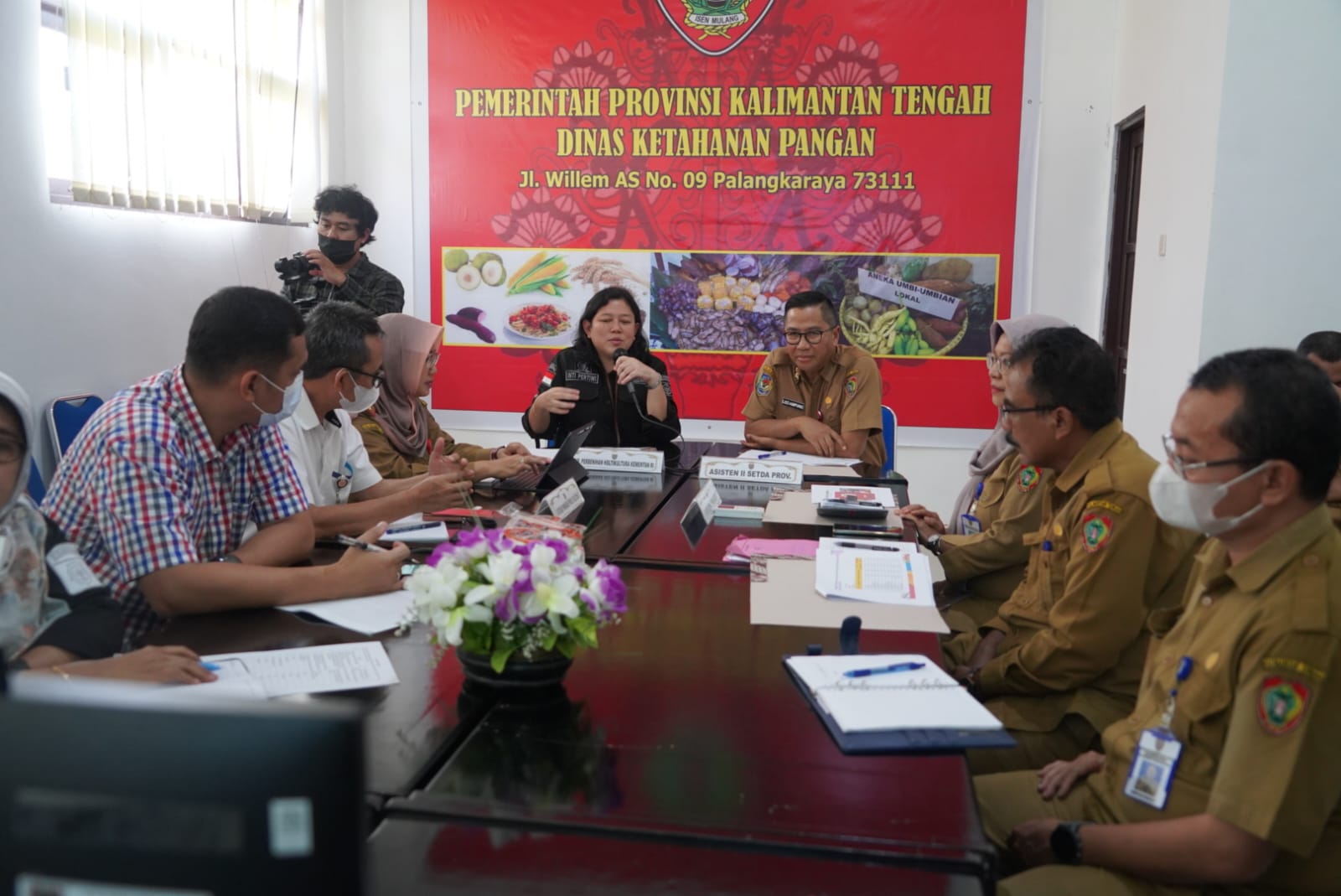 Asisten Bidang Ekbang Leonard S. Ampung Pimpin Rakor Ketersediaan Bahan Pangan
