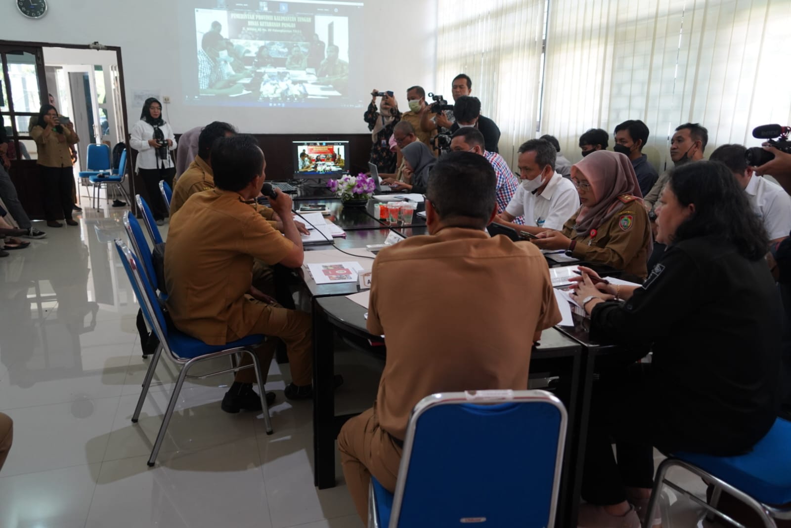 Asisten Bidang Ekbang Leonard S. Ampung Pimpin Rakor Ketersediaan Bahan Pangan