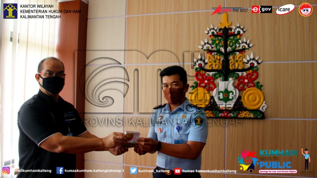 Kakanwil Kemenkumham Kalteng Bagikan Masker Dan Vitamin Untuk Semua Pegawai Hingga Ke OB