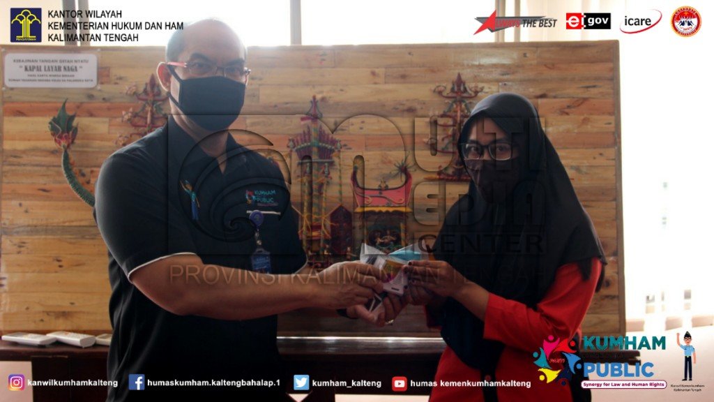 Kakanwil Kemenkumham Kalteng Bagikan Masker Dan Vitamin Untuk Semua Pegawai Hingga Ke OB