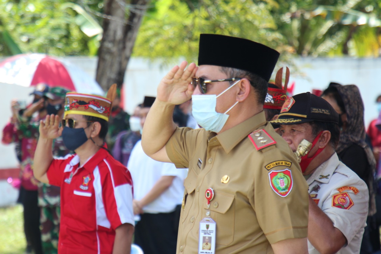 Sekda Kalteng Hadiri Prosesi Pemakaman Sabran Ahmad di TMP Sanaman Lampang, Palangka Raya