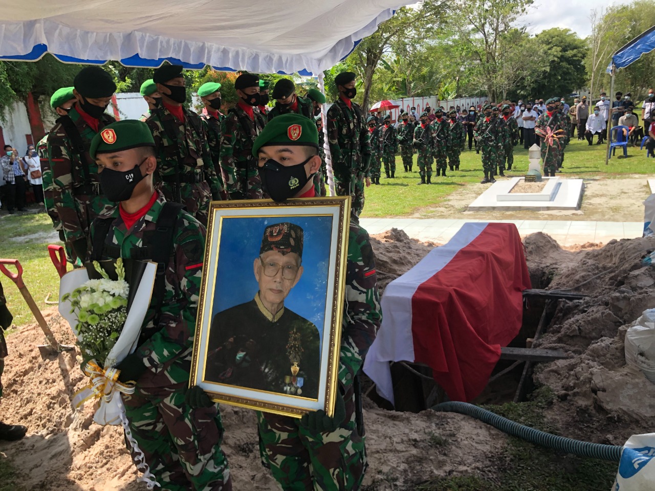 Sekda Kalteng Hadiri Prosesi Pemakaman Sabran Ahmad di TMP Sanaman Lampang, Palangka Raya