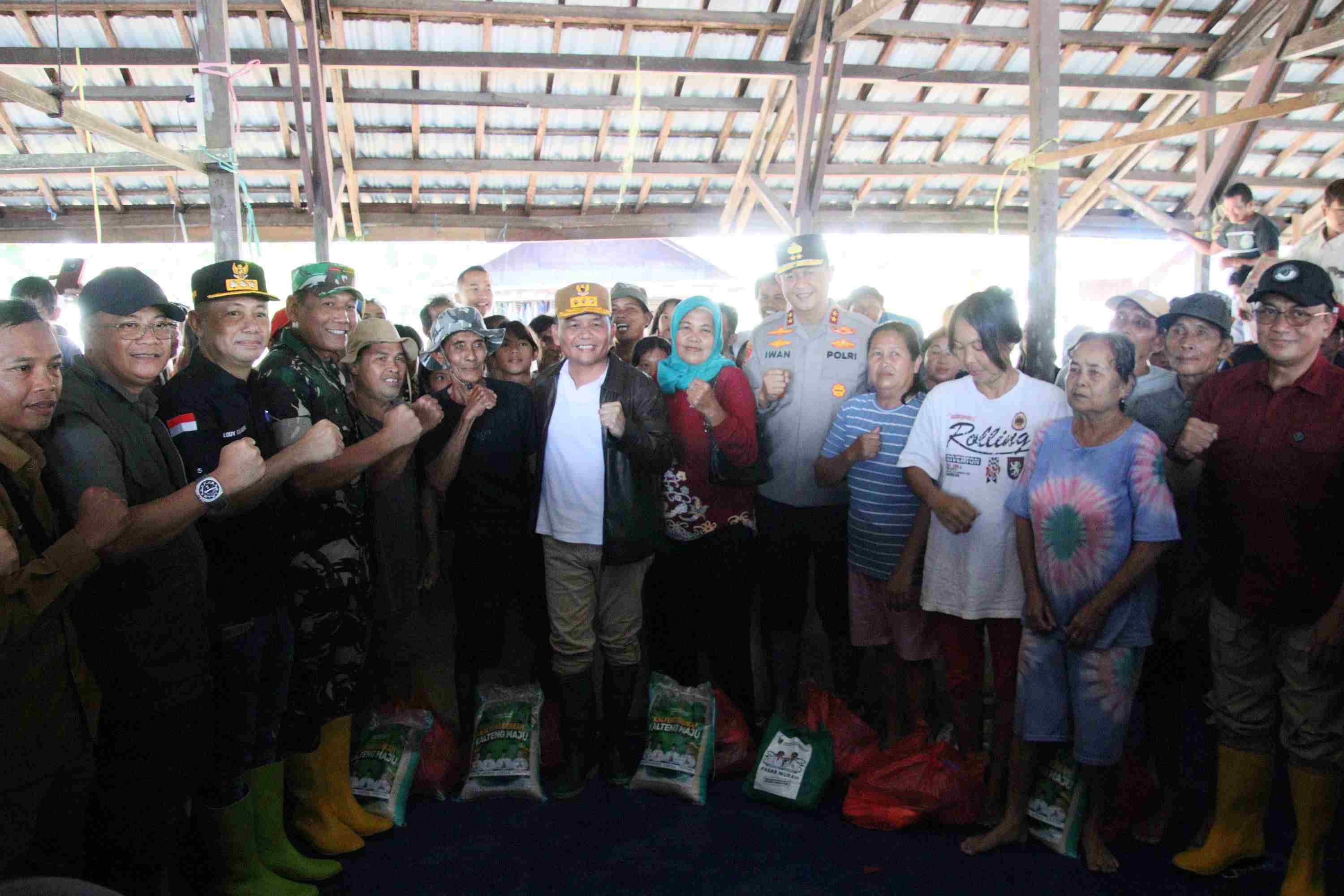 Kadis PMD Prov. Kalteng Dampingi Gubernur Tinjau Desa Terdampak Banjir di Barsel, Siap Dukung Proses Penanggulangan Banjir