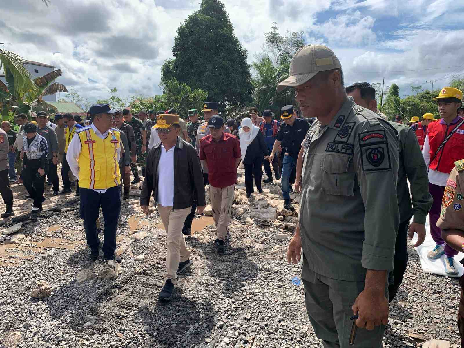 Satpol PP Prov. Kalteng Kawal Gubernur saat Tinjau Lokasi Banjir di Barito Selatan