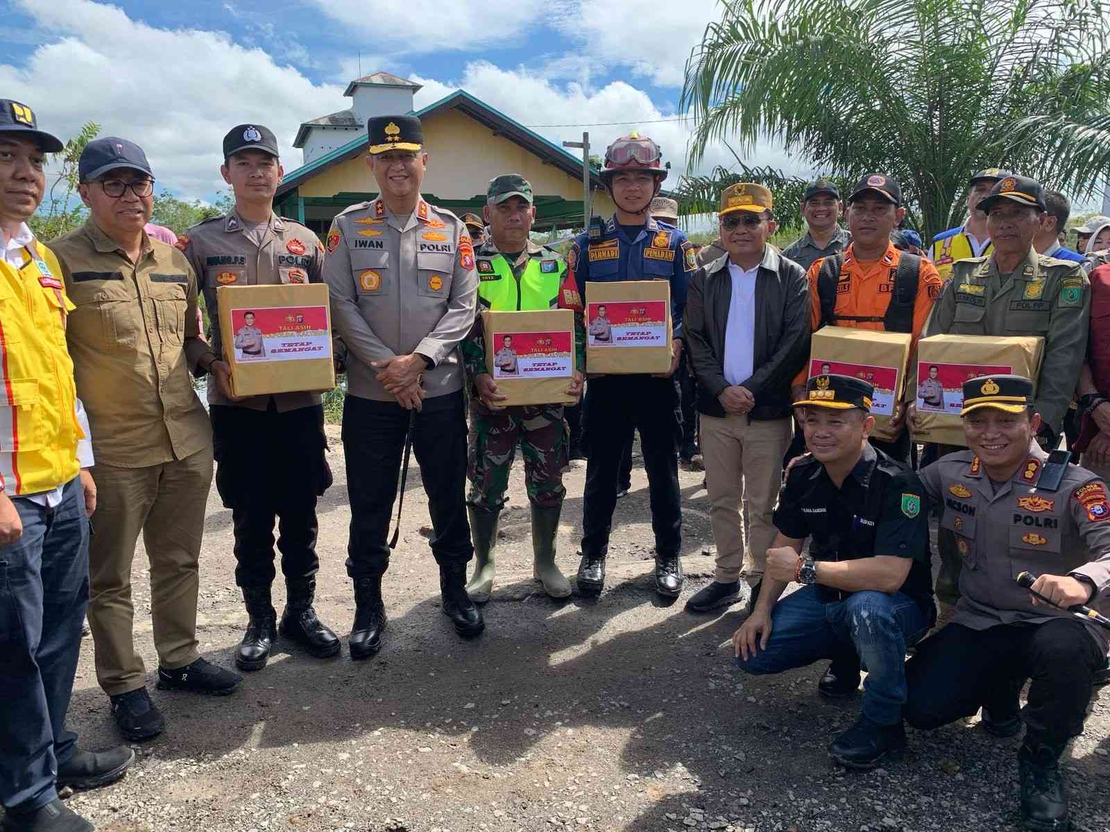 Satpol PP Prov. Kalteng Kawal Gubernur saat Tinjau Lokasi Banjir di Barito Selatan