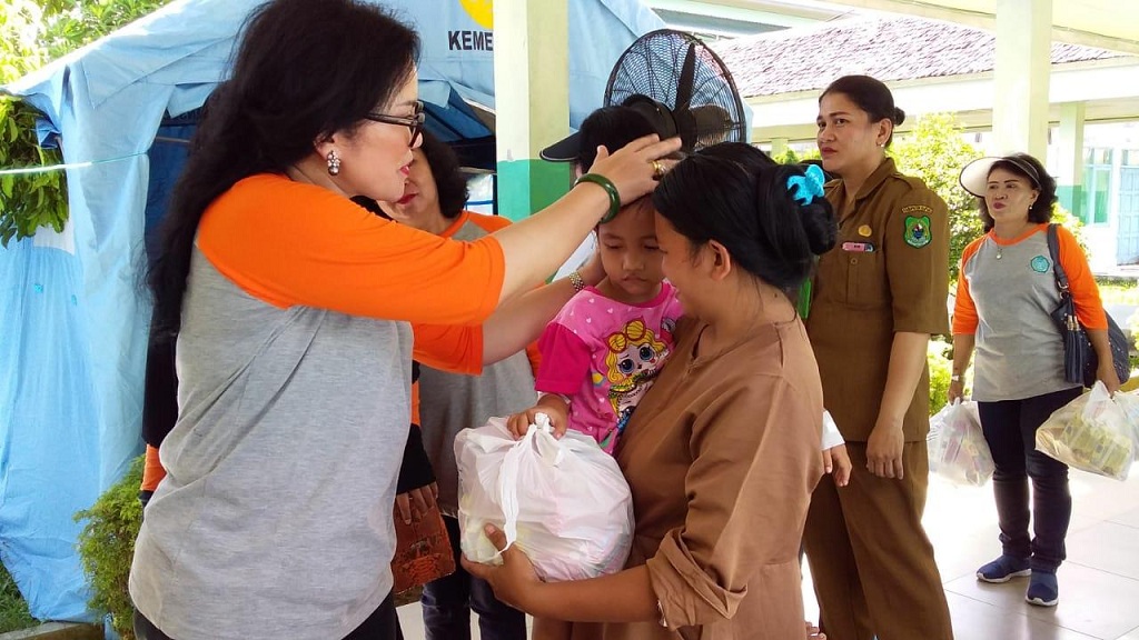 Ketua TP PKK Kapuas Kembali Kunjungi Korban Keracunan