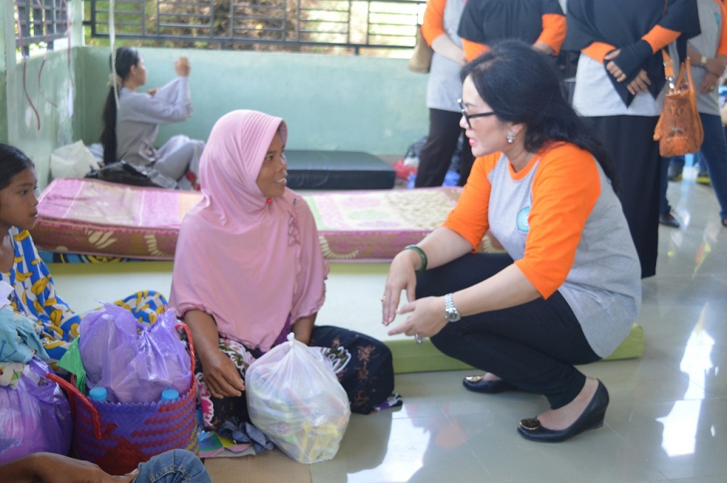 Ketua TP PKK Kapuas Kembali Kunjungi Korban Keracunan