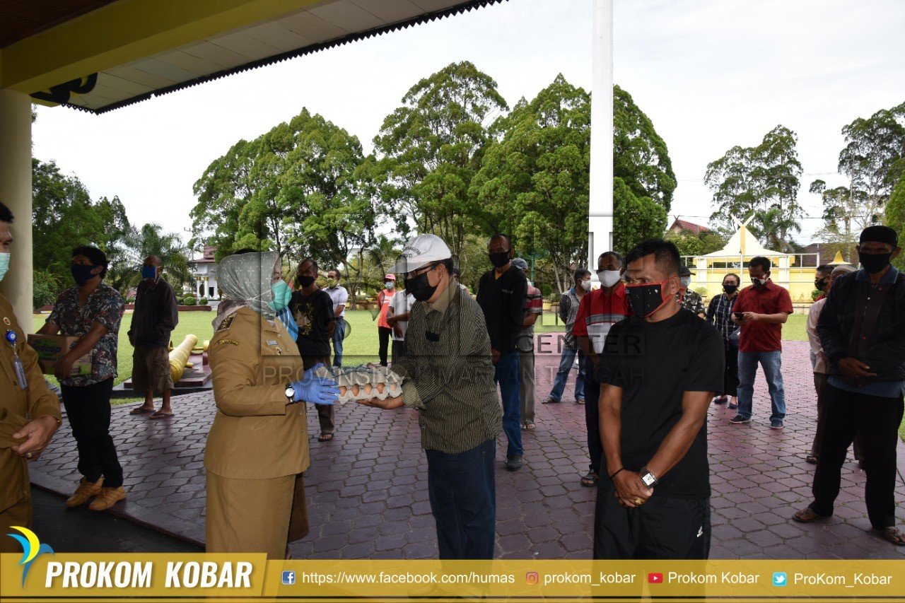 Pemkab Kobar Salurkan Bantuan Kepada Kelompok Usaha Jasa Angkutan dan Hiburan