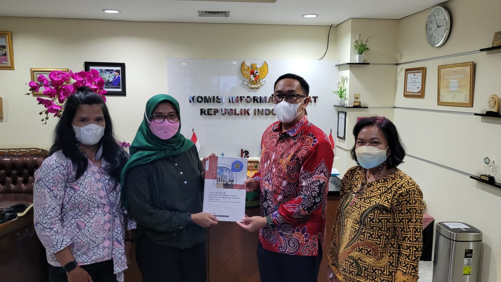 PPID Utama Serahkan Laporan Pelayanan Keterbukaan Informasi Publik Tahun 2021 ke KI Pusat
