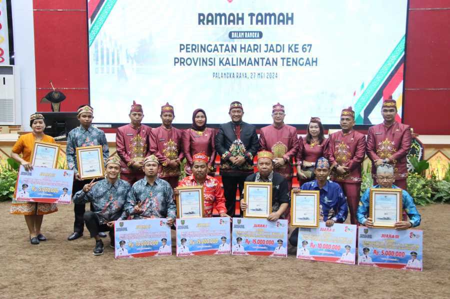 Gubernur Sugianto Sabran Serahkan Piagam Penghargaan dan Hadiah Lomba Teknologi Tepat Guna