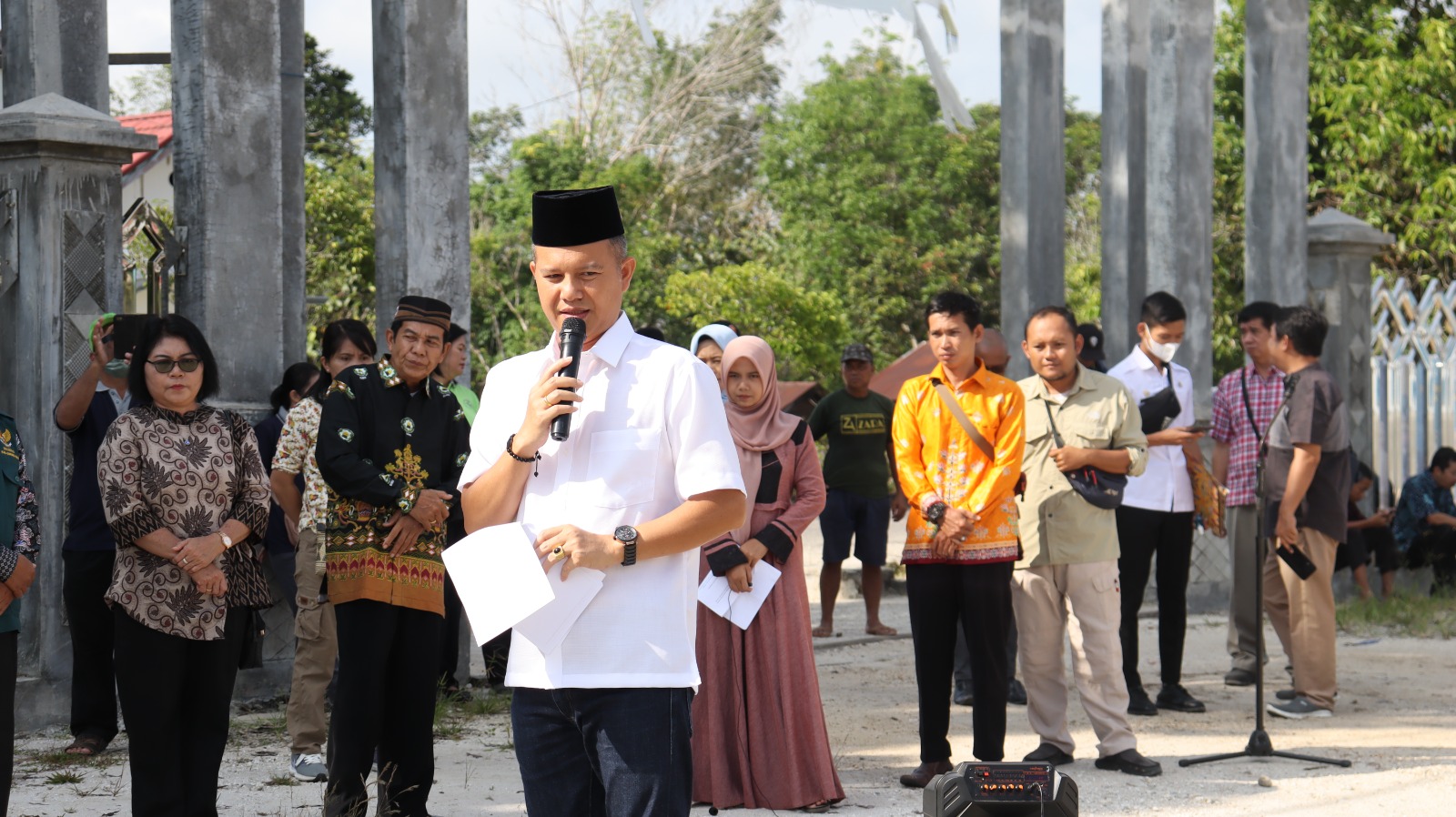 Bupati Gunung Mas Serahkan Bantuan Hewan Kurban Secara Simbolis 