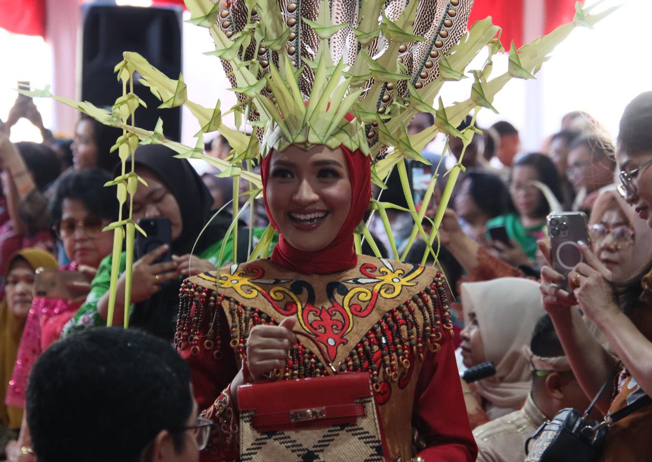 Rangkaian Harganas, Kalteng Raih Juara Favorit Fashion Show Peragaan Produk UPPKA