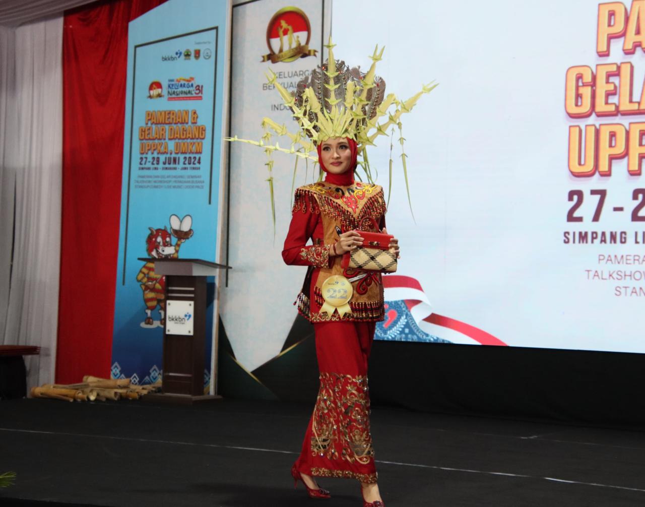 Rangkaian Harganas, Kalteng Raih Juara Favorit Fashion Show Peragaan Produk UPPKA