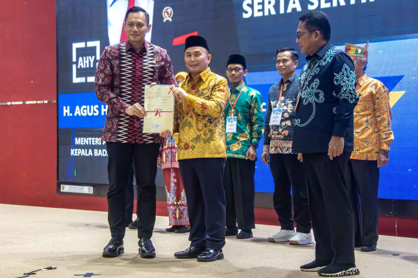 Didampingi Gubernur Kalteng, Menteri ATR/BPN Agus Harimurti Yudhoyono Serahkan Sertipikat Hak Atas Tanah Elektronik