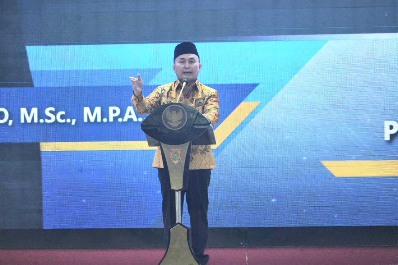 Didampingi Gubernur Kalteng, Menteri ATR/BPN Agus Harimurti Yudhoyono Serahkan Sertipikat Hak Atas Tanah Elektronik