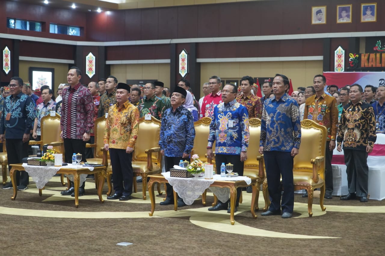Didampingi Gubernur Kalteng, Menteri ATR/BPN Agus Harimurti Yudhoyono Serahkan Sertipikat Hak Atas Tanah Elektronik