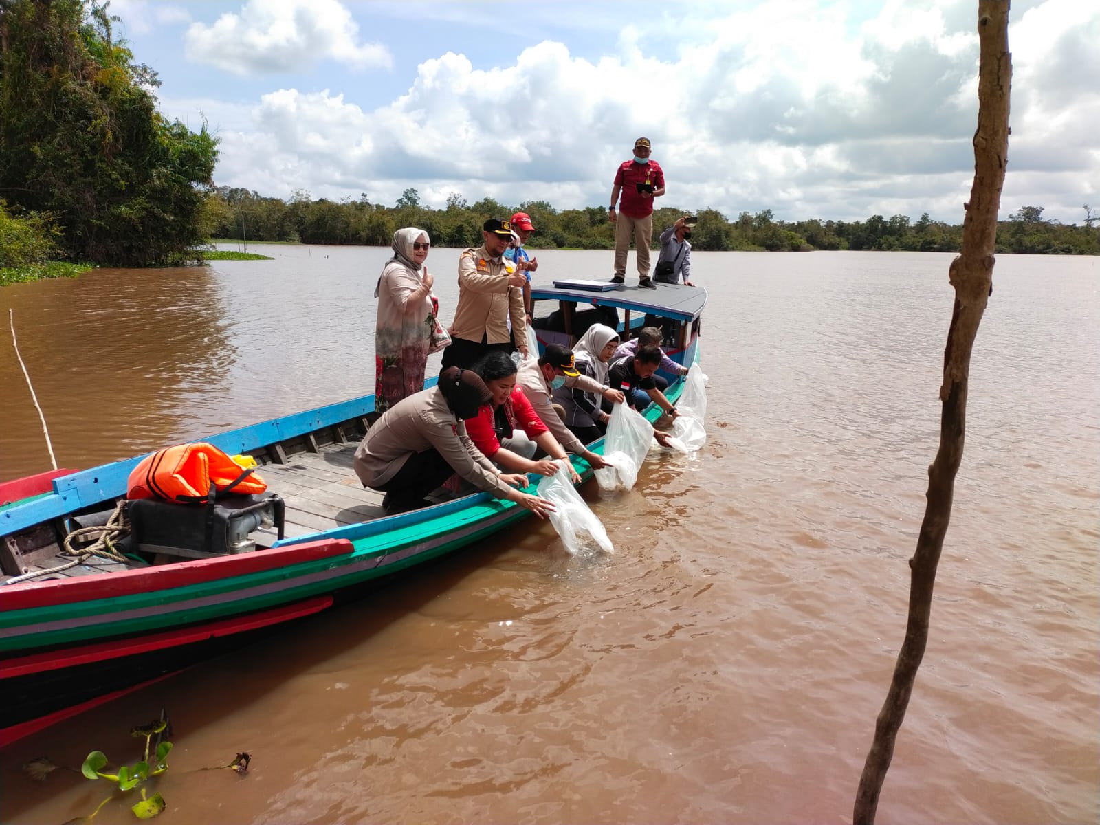 Dislutkan Prov. Kalteng Hadiri Pelaksanaan Restocking Ikan Betok dan Gabus di Kecamatan Sebangau