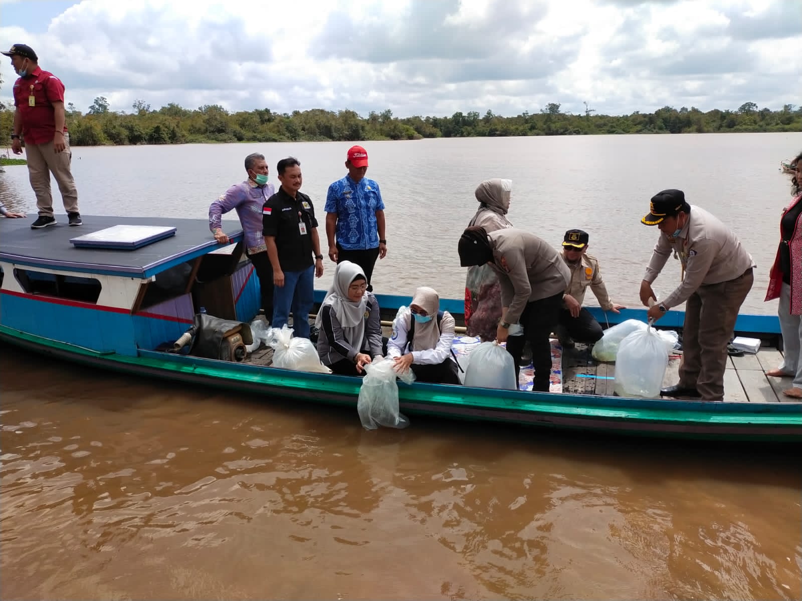Dislutkan Prov. Kalteng Hadiri Pelaksanaan Restocking Ikan Betok dan Gabus di Kecamatan Sebangau