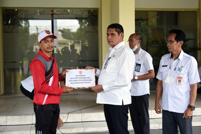 Raih Prestasi di Popprov Kalteng, Pj Bupati Kobar Serahkan Dana Pembinaan Cabor