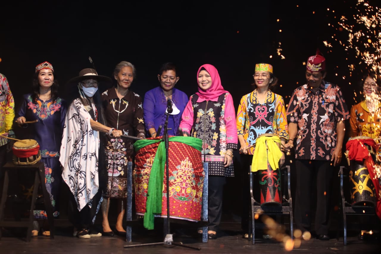 Asisten Ekbang Sri Widanarni Hadiri Festival Budaya Maneser Panatau Tatu Hiang Tahun 2023