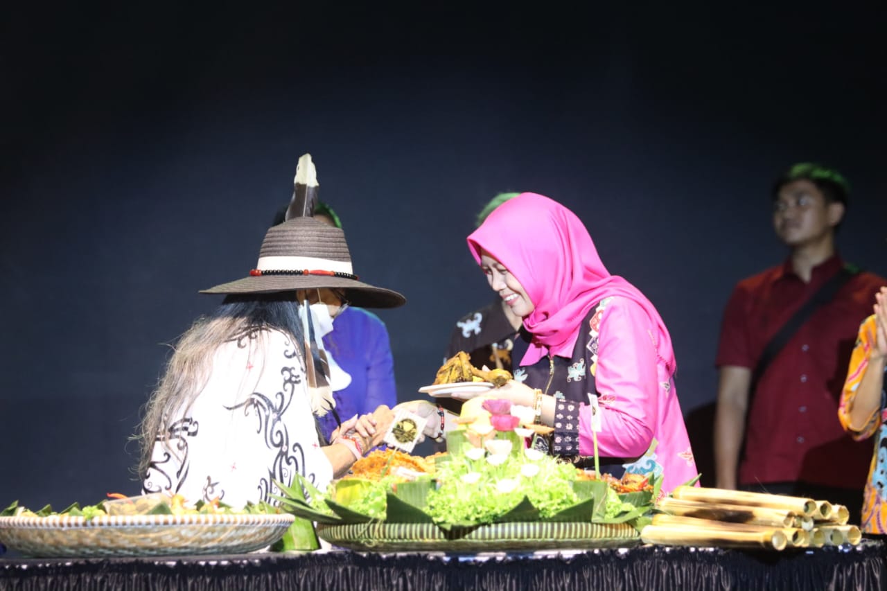 Asisten Ekbang Sri Widanarni Hadiri Festival Budaya Maneser Panatau Tatu Hiang Tahun 2023