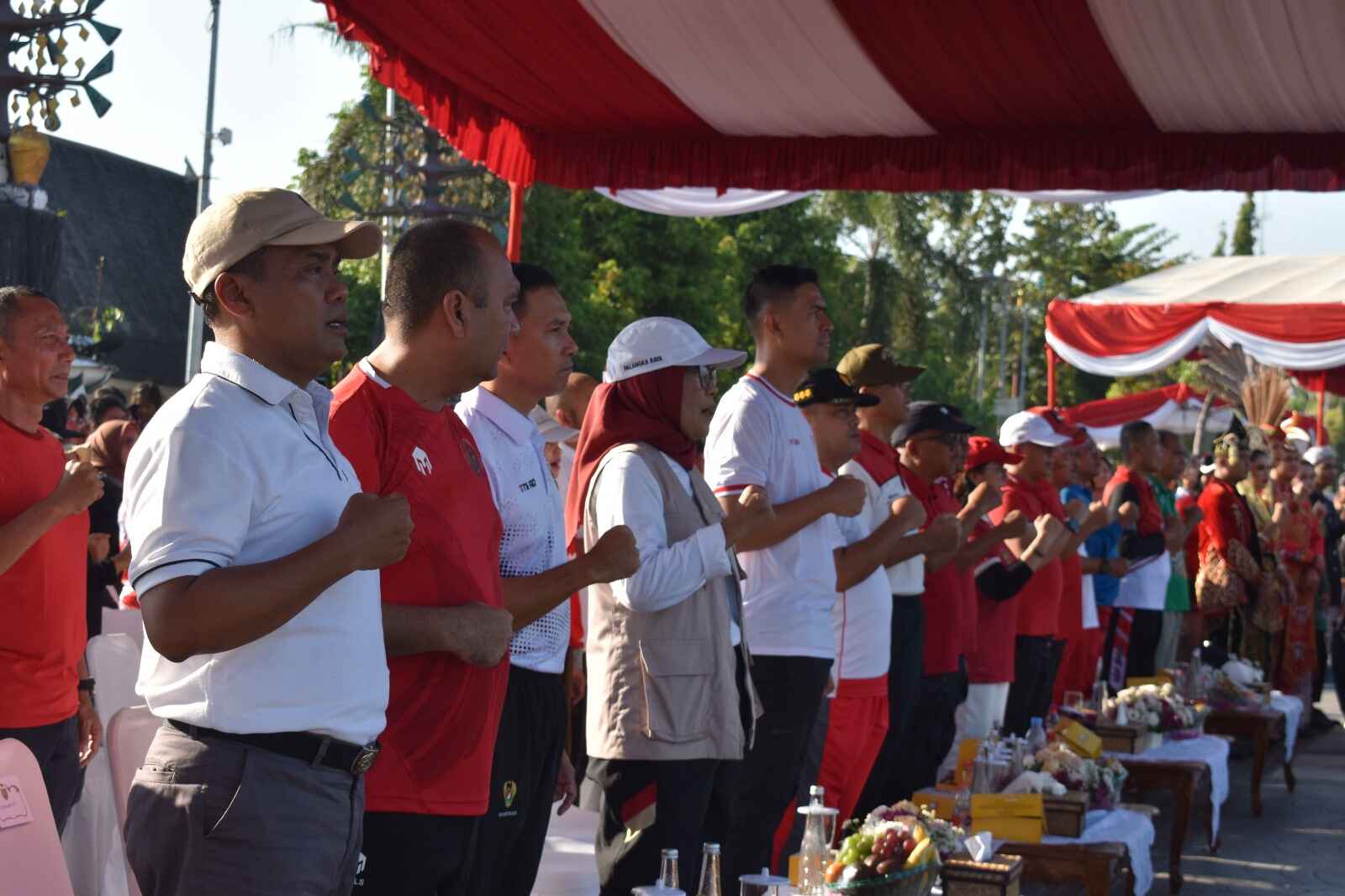 Kepala DLH Prov. Kalteng Bagikan Bibit Tanaman kepada Masyarakat