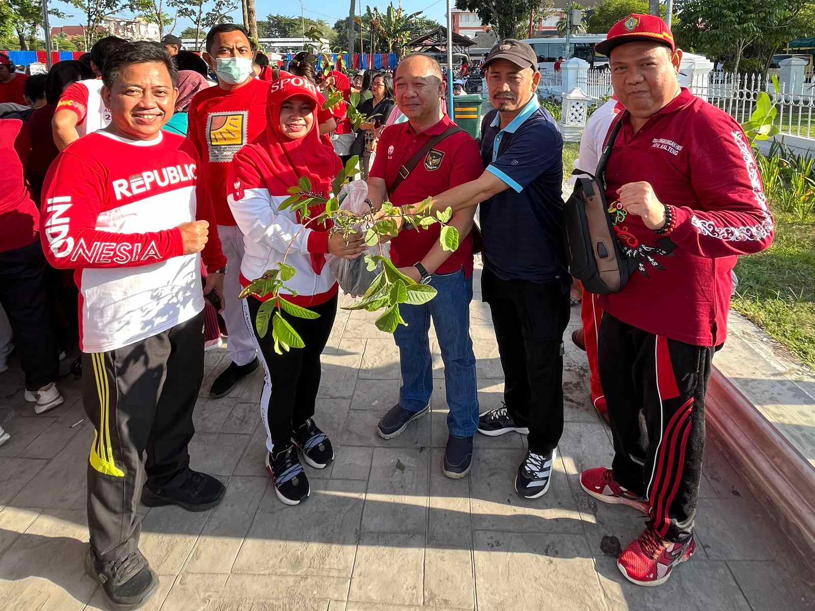 Kepala DLH Prov. Kalteng Bagikan Bibit Tanaman kepada Masyarakat