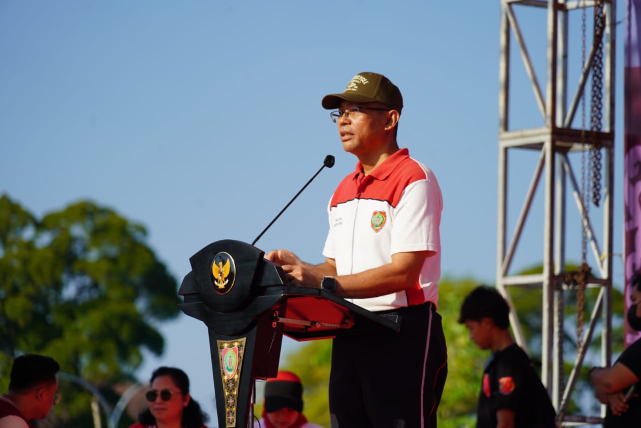 Kepala DLH Prov. Kalteng Bagikan Bibit Tanaman kepada Masyarakat