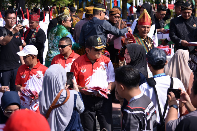 Jelang Peringatan HUT Ke-79 Kemerdekaan RI, Pemkab Kobar Bagikan Bendera Merah Putih kepada Masyarakat