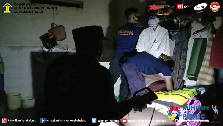 Tim Satops Patnal Lapas Muara Teweh Gelar Razia Kamar Hunian