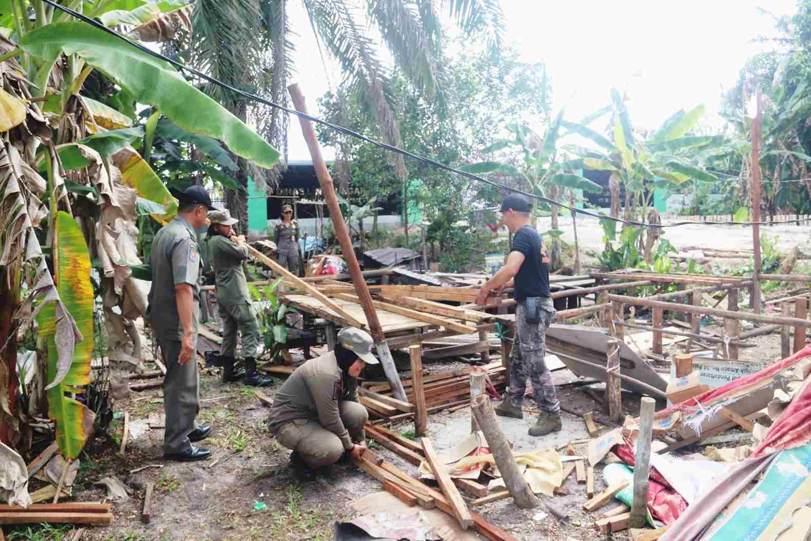 Berada di Zona Berbahaya Limbah B3, Satpol PP dan DLH Relokasi Warung Warga