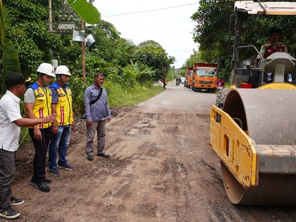 Bupati Pulpis Tinjau Pemeliharaan Jalan Anjir Pulang Pisau-Mandomai