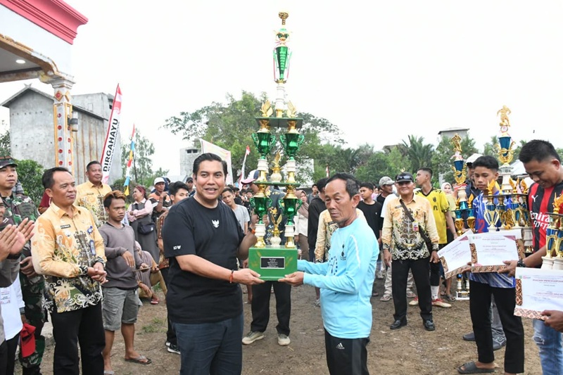 Wabup Pulang Pisau Serahkan Trofi Juara Turnamen Sepakbola Tingkat Kecamatan Kahayan Kuala