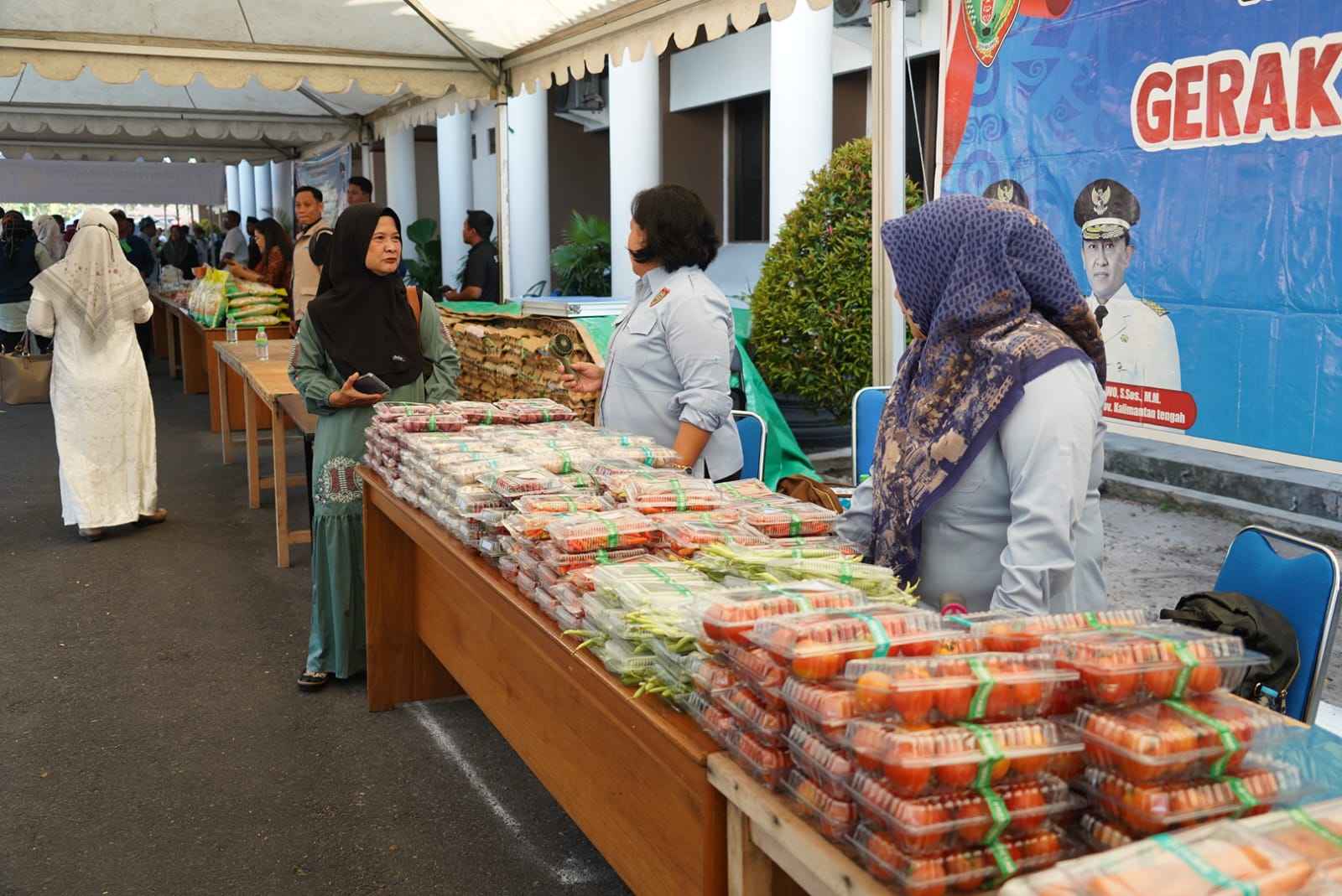 Gubernur Kalteng Salurkan 15.000 Paket Sembako ke Kotim, Kobar, dan Sukamara