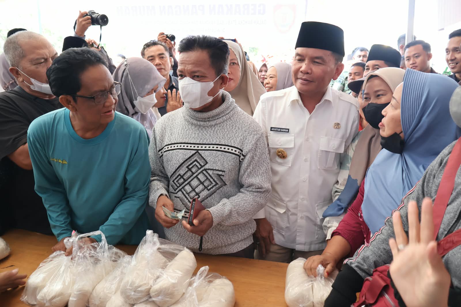 Pemprov Kalteng adakan Gerakan Pangan Murah untuk Stabilisasi Pasokan, Harga Pangan dan Pengendalian Inflasi di Kab. Kotawaringin Barat
