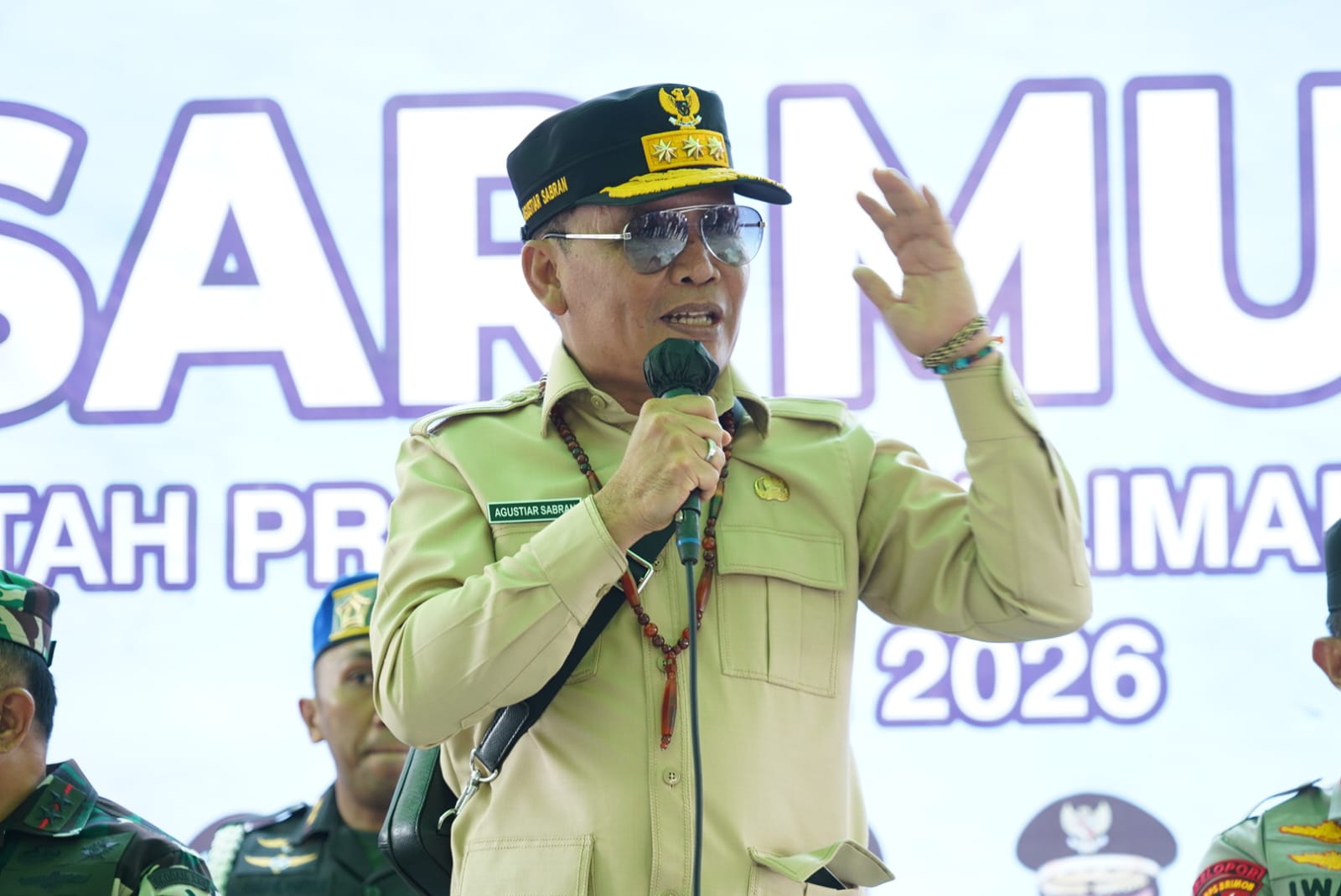 Bantu Warga Hadapi Kemarau, Pemprov Kalteng Bagikan Sembako dan Masker serta Salurkan Air Bersih di Sampit