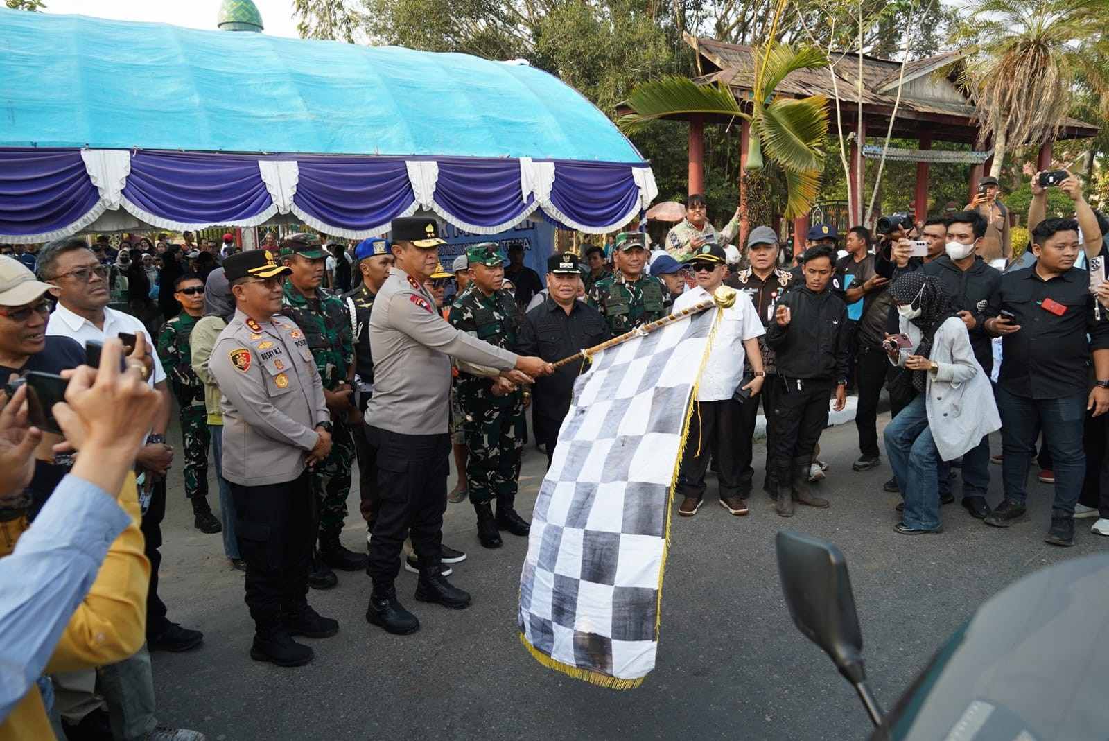 Bantu Warga Hadapi Kemarau, Pemprov Kalteng Bagikan Sembako dan Masker serta Salurkan Air Bersih di Sampit