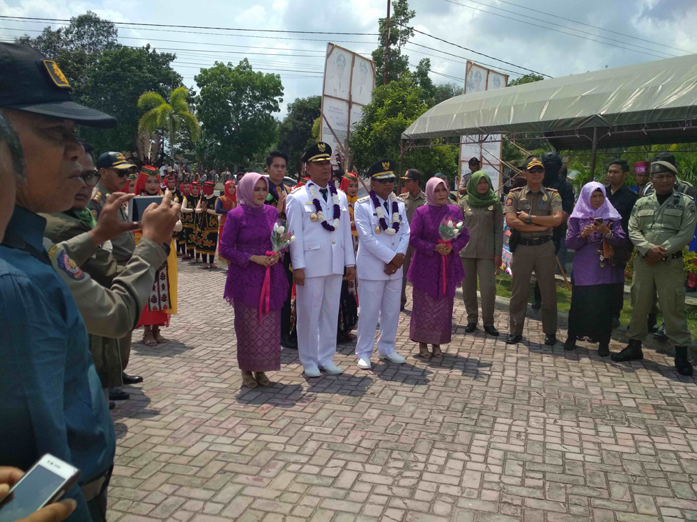 Bupati dan Wakil Bupati resmi dilantik, pulang ke Sukamara disambut meriah