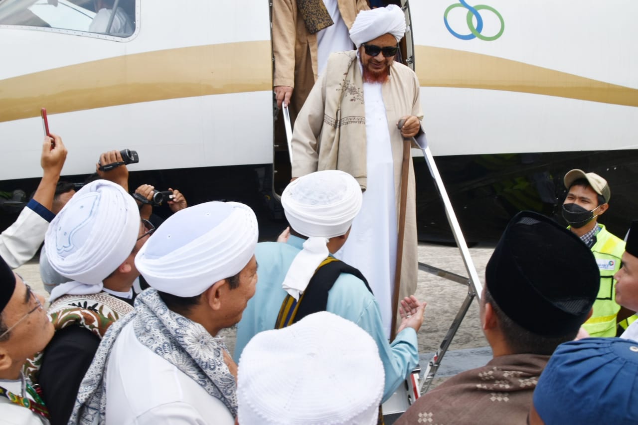 Gubernur Kalteng Sambut Kedatangan Habib Umar bin Hafidz di Bandara Tjilik Riwut