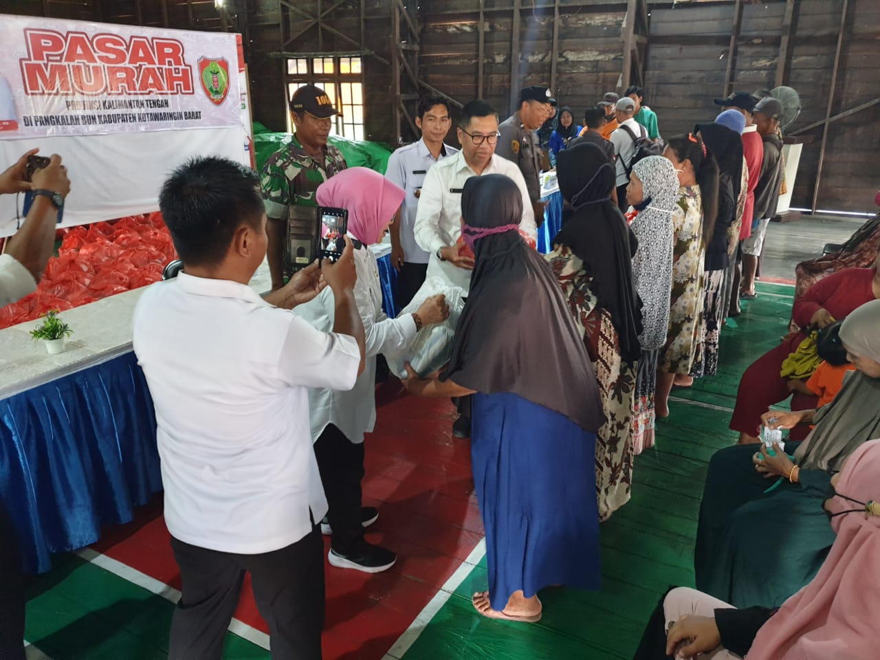 Asisten Ekbang Leonard S Ampung Tinjau Pasar Murah di Kelurahan Mendawai Kobar, Sampaikan Pesan Gubernur Sugianto Sabran