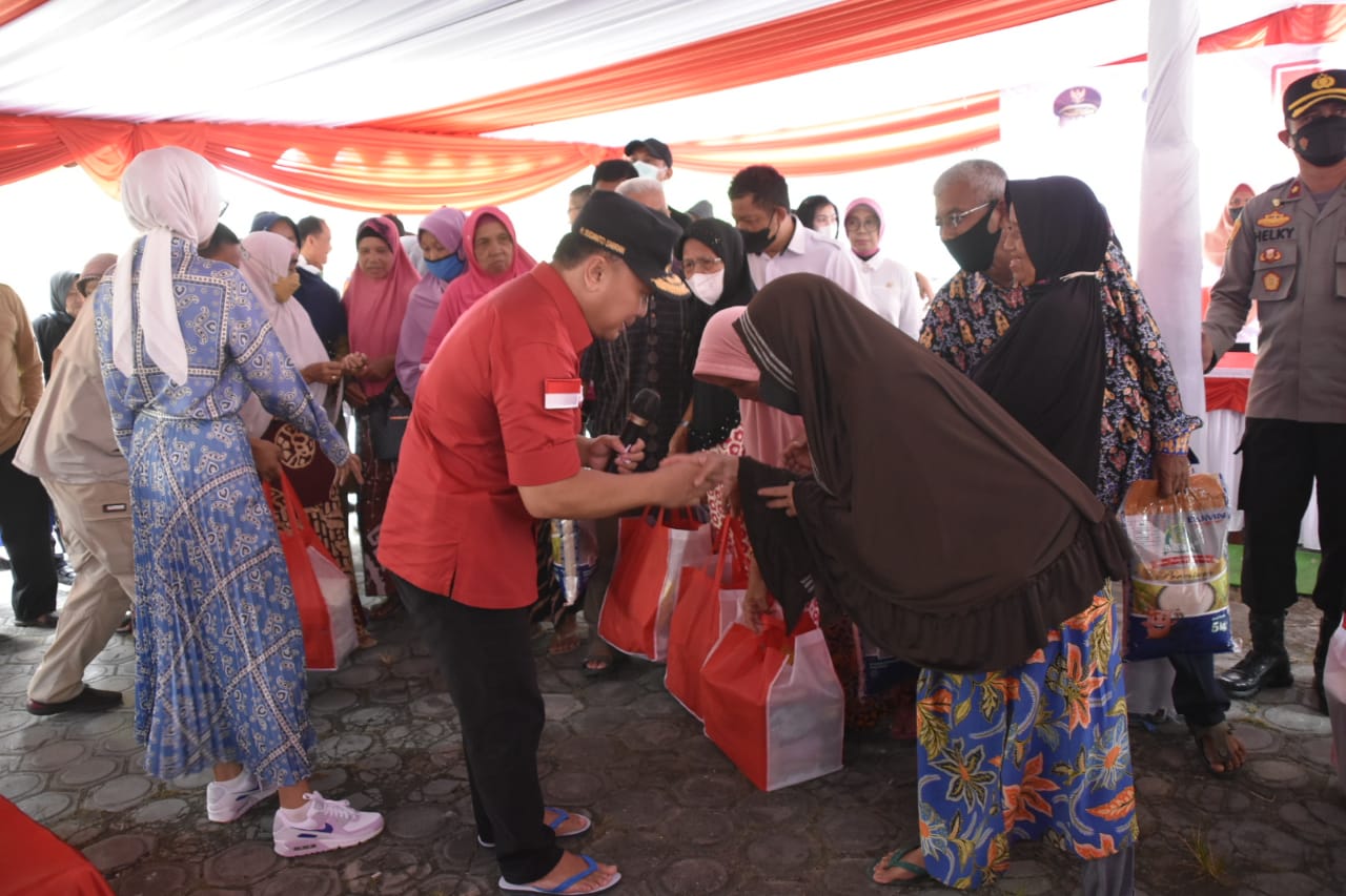 Asisten Ekbang Leonard S Ampung Tinjau Pasar Murah di Kelurahan Mendawai Kobar, Sampaikan Pesan Gubernur Sugianto Sabran