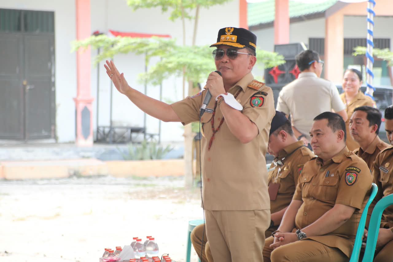 Gubernur Agustiar Sabran Salurkan Bantuan Pangan dan BLT KHBS bagi Masyarakat Kereng Bangkirai
