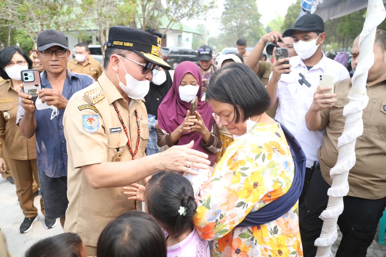 Gubernur Agustiar Sabran Salurkan Bantuan Pangan dan BLT KHBS bagi Masyarakat Kereng Bangkirai