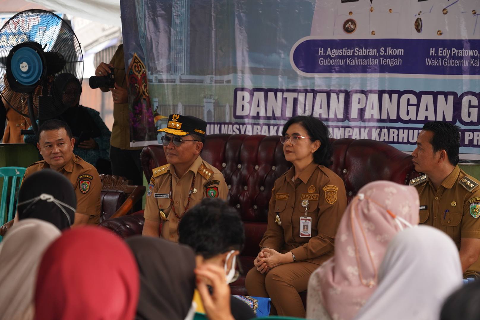 Gubernur Agustiar Sabran Sapa Warga Langkai, Bantuan Pangan dan KHBS Disalurkan