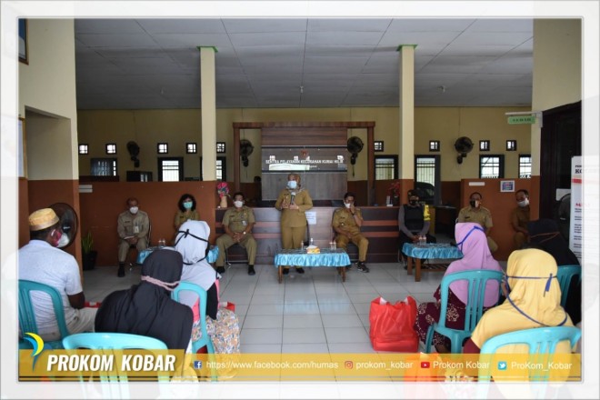 Kunjungan Kerja ke Kumai, Bupati Salurkan Ratusan Paket Bansos Tahap II dari Pemprov Kalteng