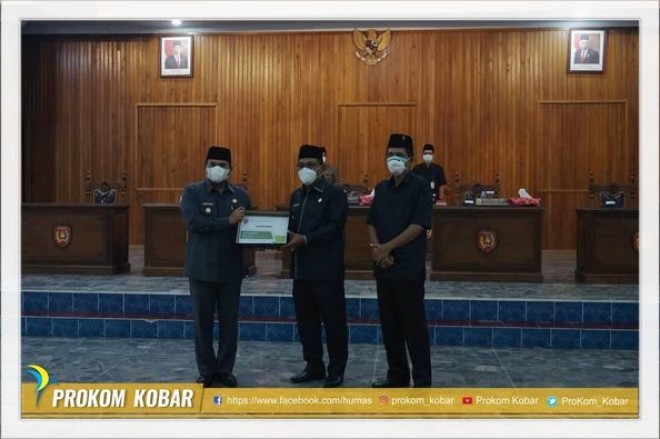 Rapat Paripurna DPRD, Wabup Kobar Serahkan Ranperda APBD TA 2021