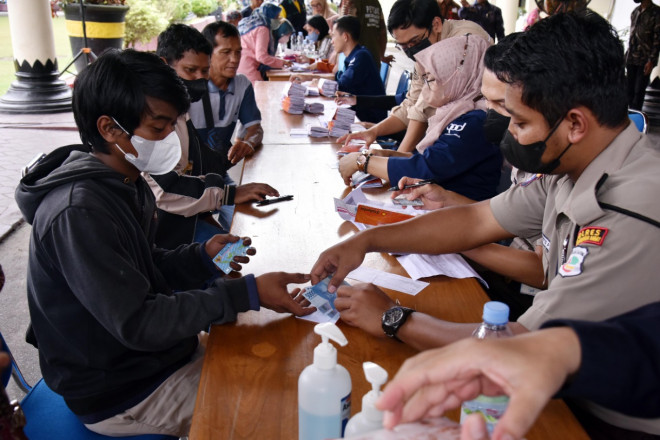Pemkab Kobar Salurkan BLT BBM dan Bahan Baku Produksi