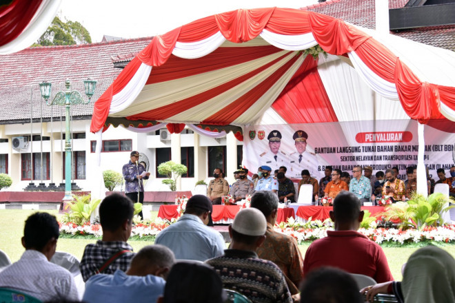 Pemkab Kobar Salurkan BLT BBM dan Bahan Baku Produksi