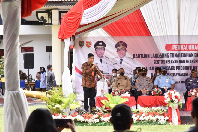 Sebanyak 697 Pelaku IKM di Kobar Terima bantuan Bahan Baku Produksi